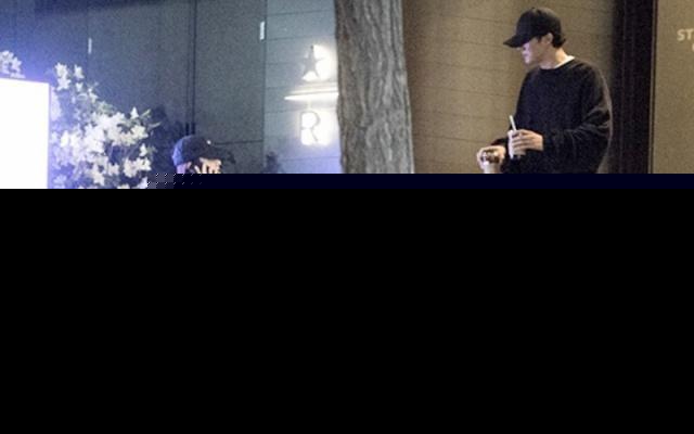 苏志燮与赵恩情约会照片曝光 为女方买咖啡同回家同框画面很美