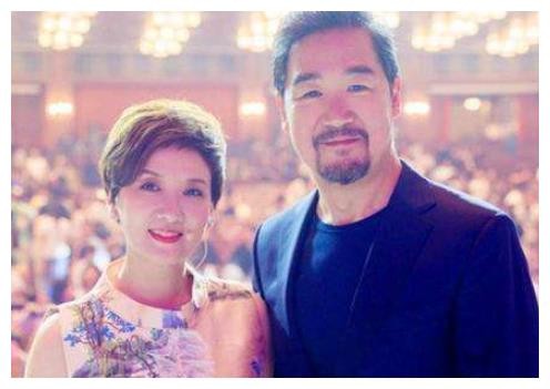 张国立现任妻子和前任妻子的对比,一张离婚协议让邓婕痛苦一辈子