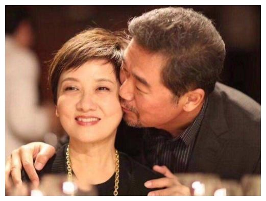 张国立现任妻子和前任妻子的对比,一张离婚协议让邓婕痛苦一辈子