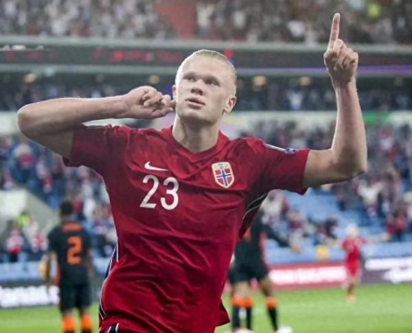 黄金后卫巴斯托尼与北欧之星哈兰德对决,谁能笑傲绿茵场?