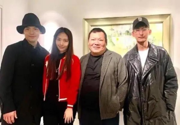 现代版农夫与蛇,去国外的明星们要求派专机接回国,一落地就耍横