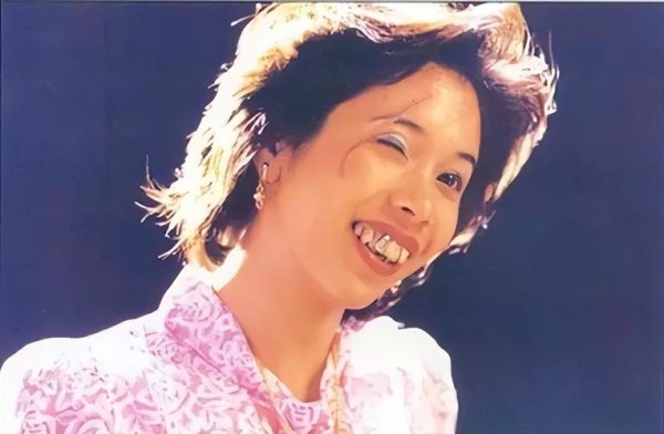 与周星驰“地下恋情”,被冯德伦“抛弃”,如今53岁的她幸福吗?