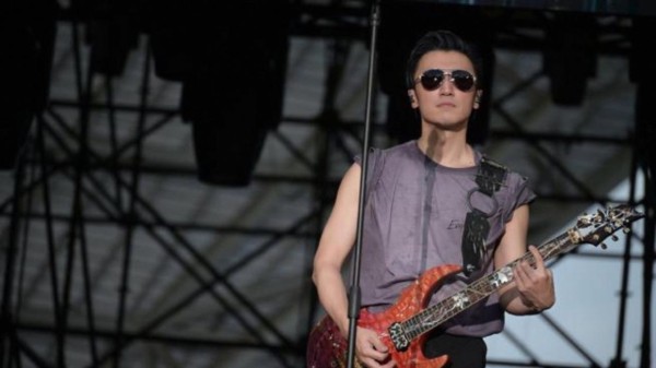 王菲这辈子都不会离开谢霆锋,因为谢霆锋这次重庆演唱会结束后去吃面条的举动,暴露了两人关系的真实状态