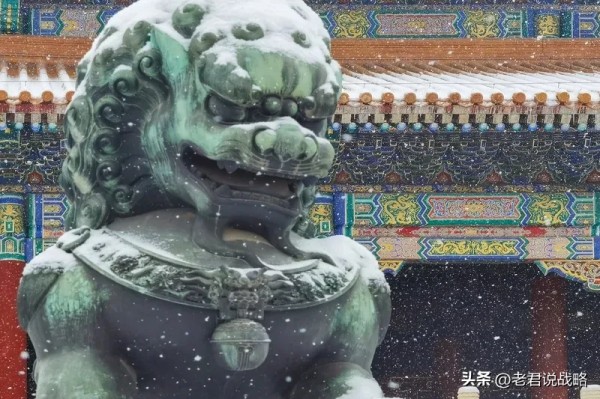 老君说战略:无脑粉是如何形成的?
1. 关注明星名人。
2. 申请加入明星名人的粉丝群或者他们的粉头群。
注:粉头同样是明星名人的粉丝,他们负责在网络上为明星名人美化宣传,管控打压负面消息,以建群的方式将分散的粉丝组织起来进行洗脑。
3. 洗脑。
① 首先由明星或者粉头站在成功者的高度,以俯视的姿态、歧视性的语言对粉丝进行思想冲击,击垮粉丝的自信心与自尊心,向他们灌输成功者的价值观,即在成功者眼中...