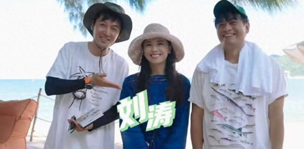 胡歌带妻女游玩三亚,一家三口其乐融融,还把粉丝的画穿在身上