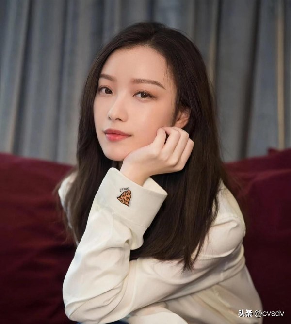 cvsdv:倪妮的情感经历,说简单也简单,说复杂也挺复杂。两段恋情,都和娱乐圈的男神级人物有关,一个是冯绍峰,一个是井柏然。冯绍峰,上海滩的弄潮儿,身高腿长,妥妥的男神标配,又是演员又是歌手,妥妥的全能型人才。两人因戏结缘,2015年合作《我想和你好好的》戏里戏外都擦出了火花,好景不长,同年就分道扬镳了,干净利落,没有撕破脸,也算好聚好散。
井柏然,东北爷们儿,身高也是杠杠的,也是演艺圈的双栖艺...