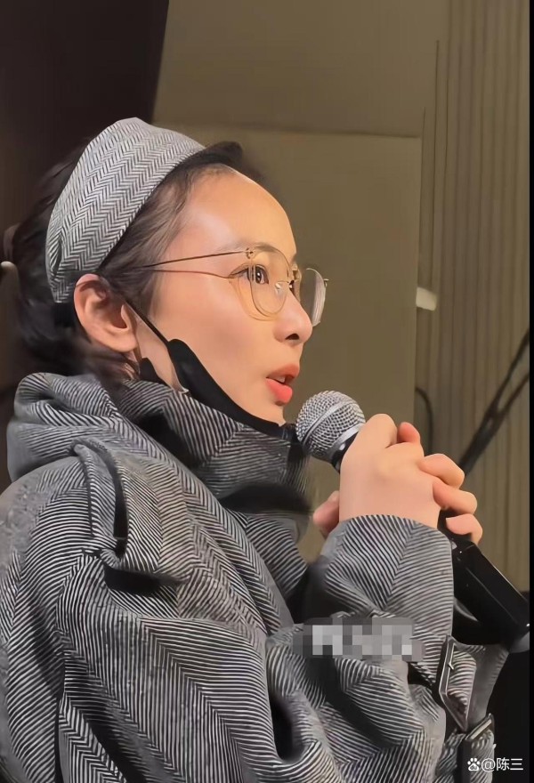 偶遇明星看话剧,关晓彤素颜显沧桑,高叶皮肤紧致,张一山太帅了