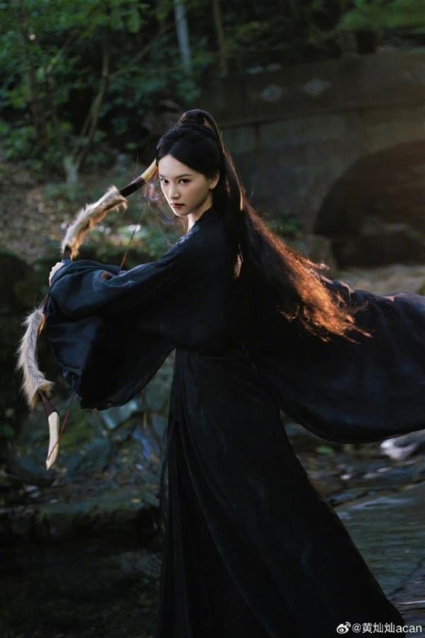 对曾让自己“出去”的制片人杨晓培“贴脸开大”后,黄灿灿回应了