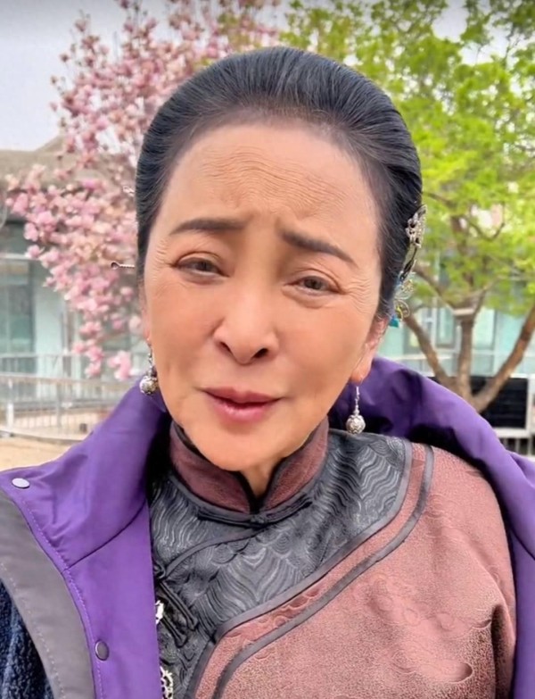 李勤勤再收明星遗宠?网友感叹荧幕“恶婆婆”私下竟暖成这样