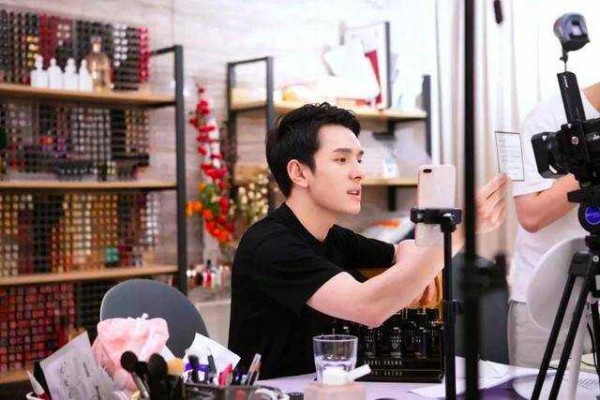 从张大奕到罗永浩,直播带货的四个非典型故事