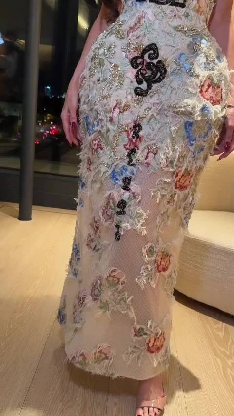 黛米·摩尔穿ERDEM压轴款亮相Landman首映礼