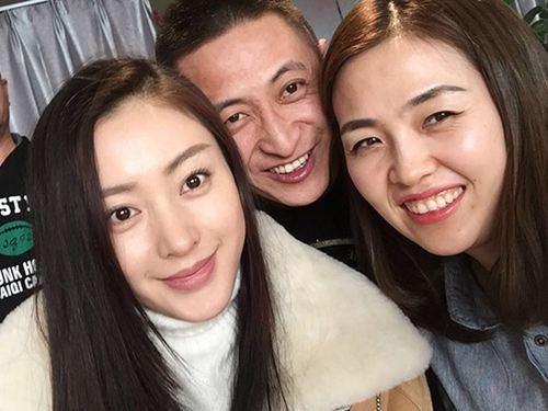 张天爱哥哥宠妹狂魔却被骂,他是做什么的兄妹相差12岁举止太过分