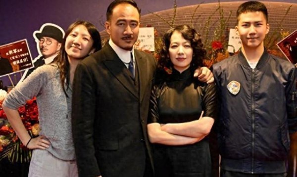 胡军没想到,自己拼命带大的17岁儿子,如今已经能让刘嘉玲倍感自豪了