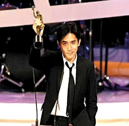 刘嘉玲也没想到,胡军含辛茹苦养大的17岁儿子,如今能给她争光了