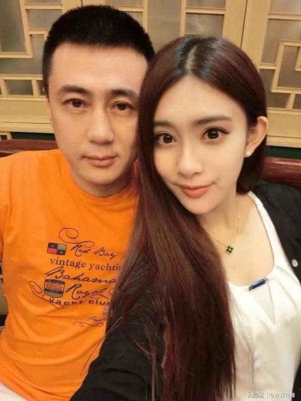 孟子义与她父亲合影曝光,大眼基因神似老爸双眼皮是幕后最大功臣