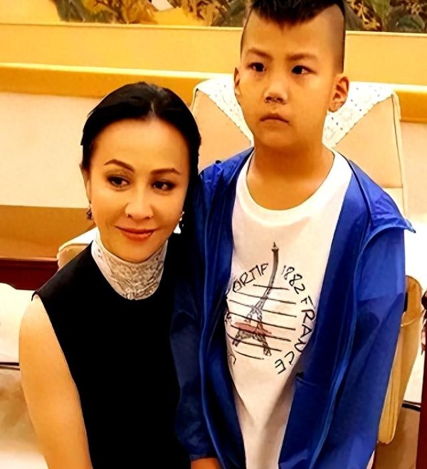 知人知面难知心?胡军精心培养的儿子,竟成刘嘉玲的“垫脚石”