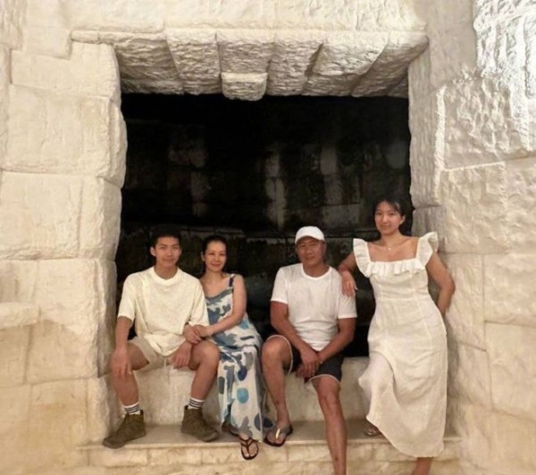 演员胡军曝光全家福!儿子康康越来越硬汉,一家四口太幸福