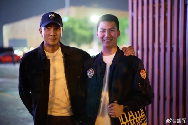 演员胡军称儿子从未想过进演艺圈,“他有报效国家的愿望”,康康曾说想做一名战斗机飞行员