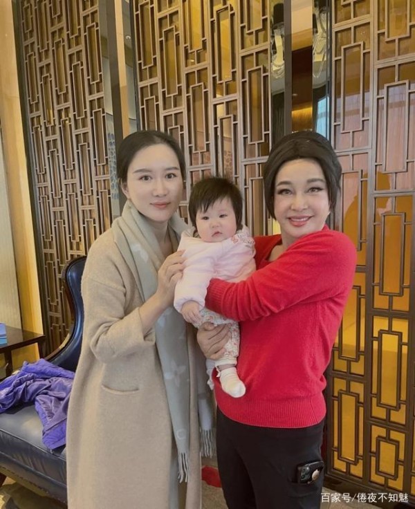 66岁刘晓庆拜访张纪中一家,面部僵硬似蜡像,被嘲同框像三代人