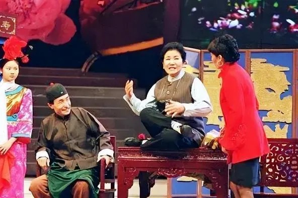 氷水:赵丽蓉的哥哥,因为这一件事和她老死不相往来:
赵丽蓉是著名的表演艺术家,唱过评剧,演过小品,表演的作品特别接地气,春晚小品更是让人笑声不断,过目不忘,那是家喻户晓!但却因为这一件事,和哥哥赵连喜老死不相往来:
赵丽蓉老师的第一任丈夫是盛强,后来因病故去,两人共同育有两个儿子。五年后,赵丽蓉嫁给小叔子盛弘,为的是以后两个儿子不再改姓。
因为这一件事,思想比较封建的哥哥赵连喜死活不同意,与她断绝...