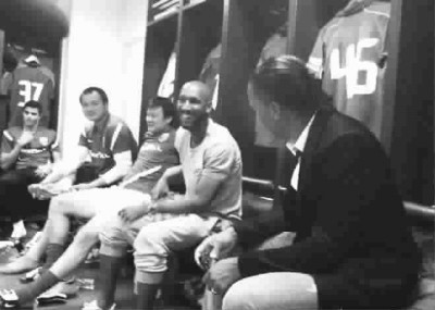 赛前,阿爷与德罗巴造访更衣室与球员们谈笑风生图 TP