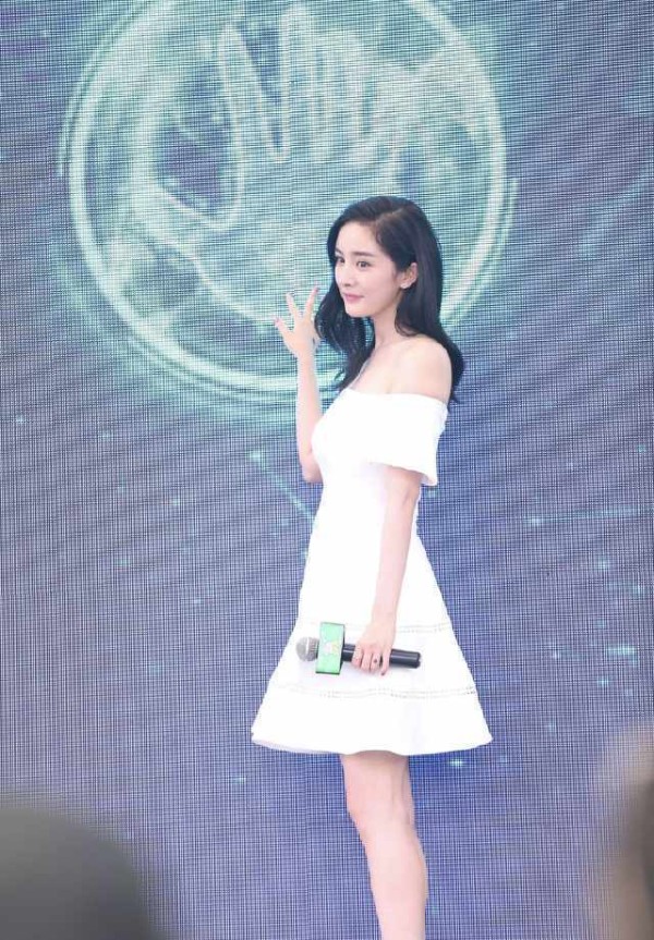 杨幂公开恋情后去贴吧发了这样的话,这才是真正的尊重粉丝