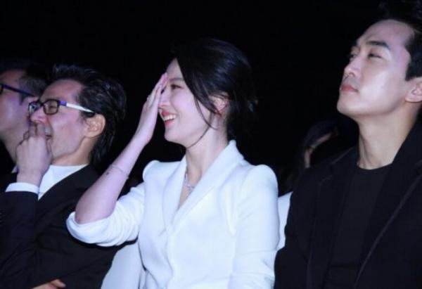 刘亦菲宋承宪现身 贴耳热聊破分手传闻