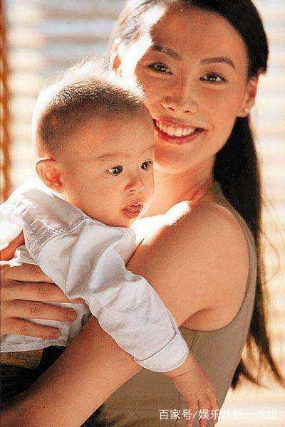 李泽楷的小女友私下原来是这样,难怪51岁的他只谈恋爱不结婚!