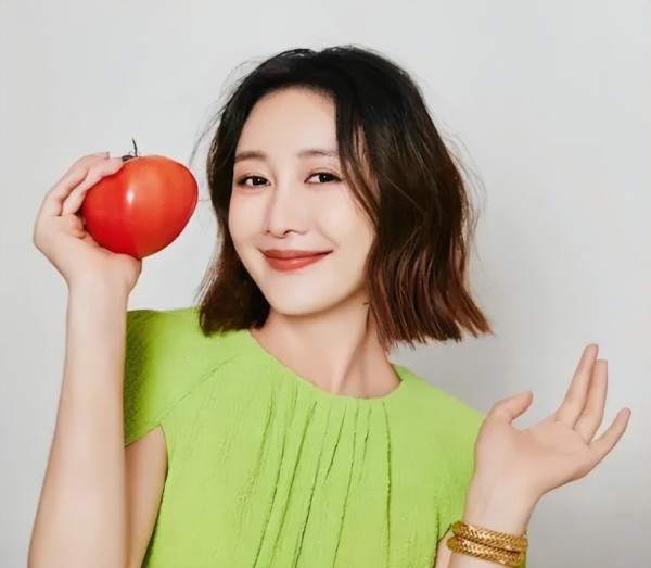 41岁王鸥被曝怀孕，近照面部浮肿孕相足，男友何九华曾陷出轨风波