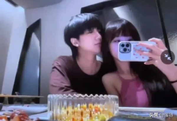 溪谷：孟子坤否认家暴

2025年4月2日至3日，曾因选秀节目《明日之子》成名的歌手孟子坤与其前女友李晶（网名“原来是晶哥”）的“互撕大战”引爆网络。这场涉及出轨、家暴、精神操控（PUA）的争议，因双方截然不同的说法而陷入“罗生门”，同时也引发了公众对亲密关系暴力、明星社会责任等问题的广泛讨论。
事件脉络：从指控到反击
1. 李晶的控诉：五年恋情中的多重伤害 
   4月2日晚，李晶发布长文揭露与...