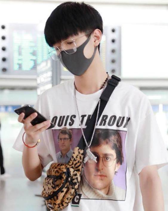 孟子坤的衣品，和黄子韬不相上下，网友：看起来不像是00后