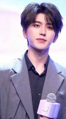 ​蔡徐坤家世揭秘：明星母亲与富商父亲的成就之路