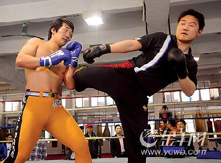 来自日本的职业拳手伊贺弘治在广州正式向柳海龙挑战