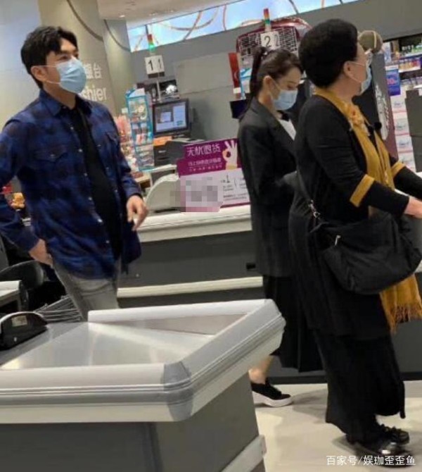 秦昊携母亲去探班媳妇伊能静，婆媳关系融洽，小米粒超像奶奶