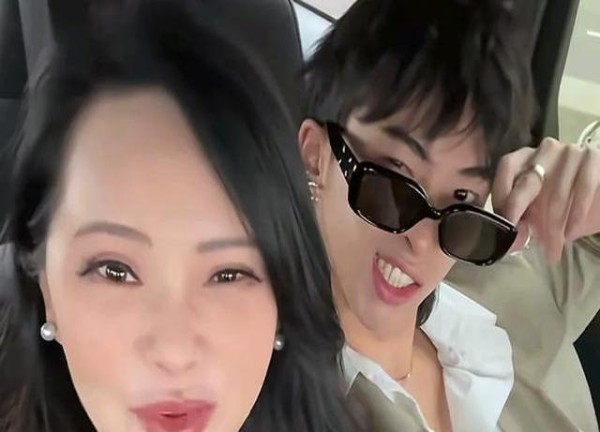 伊能静陪哈利与秦昊父母共进晚餐，她确实能妥善处理两家人的关系