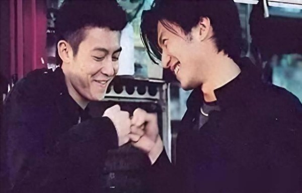 44 岁谢霆锋与陈冠希对比，骨相皮相老去差距超明显