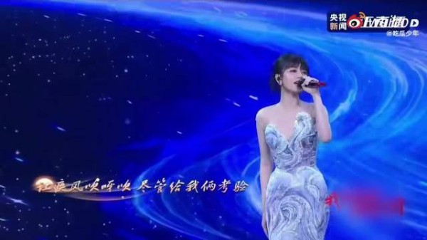 刘惜君鱼尾裙亮相央视，齐刘海温柔诠释舞台魅力