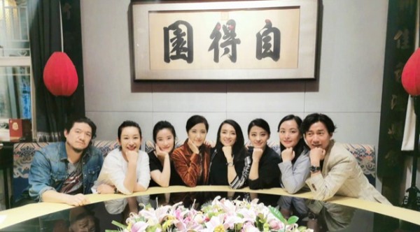 中戏96届六朵金花聚首，刘烨缺席，全班一个举动证明子怡得人心