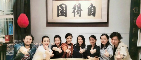 中戏96届六朵金花聚首，刘烨缺席，全班一个举动证明子怡得人心