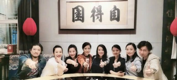 章子怡晒中戏同学23年聚会，梅婷秦海璐曾黎出镜，刘烨旧照憨厚