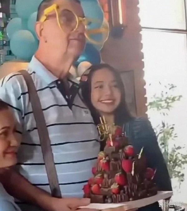 Lisa家庭合影引热议：亲密与分寸，明星聚焦下的边界争议！