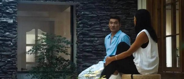 25年不领证却比夫妻关系更稳，胡兵每天坚持送早餐到瞿颖家门口，直播中还细心帮她整理碎发，感情稳定引发热议