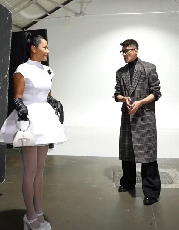 胡兵瞿颖三十年不结婚不分手，借来别人家孩子拍全家福，这画面背后藏着中国娱乐圈最不为人知的情感密码