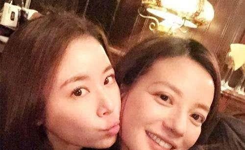 张铁林透露赵薇林心如曾睡一条板凳，如今两人同框紧紧相拥