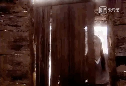 一次不行再浸一次！横店“英雄救美戏”拍摄现场：女演员衣服湿透