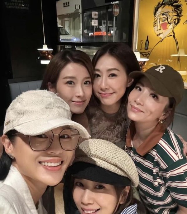 又是六缺一！TVB视后获圈中闺蜜补祝生日，众人再秀默契穿搭