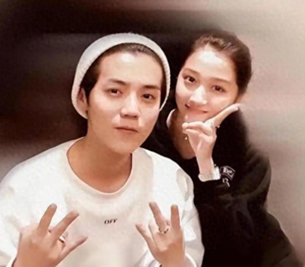 关晓彤庆生鹿晗低调现身！网友猜测关系变化，娱乐圈风云再起