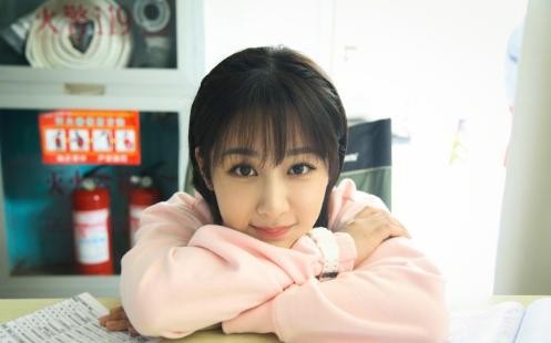 欢乐颂四美为杨紫庆生,从杨紫回复的话中,能看出和她关系不一般