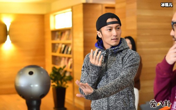 谢霆锋的背景究竟有多大让向华强都不敢动他