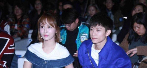 16位明星全家福照大比拼，肖战关晓彤白鹿与素人长辈无缝拼接，温馨笑容和松弛互动诠释最真实的家庭模样，这波温暖的烟火气